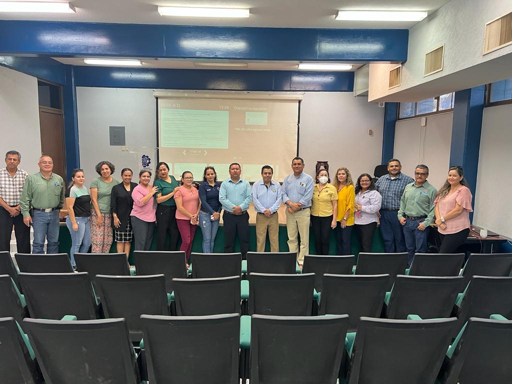 Personal docente recibe conferencias para crecimiento académico y profesional
