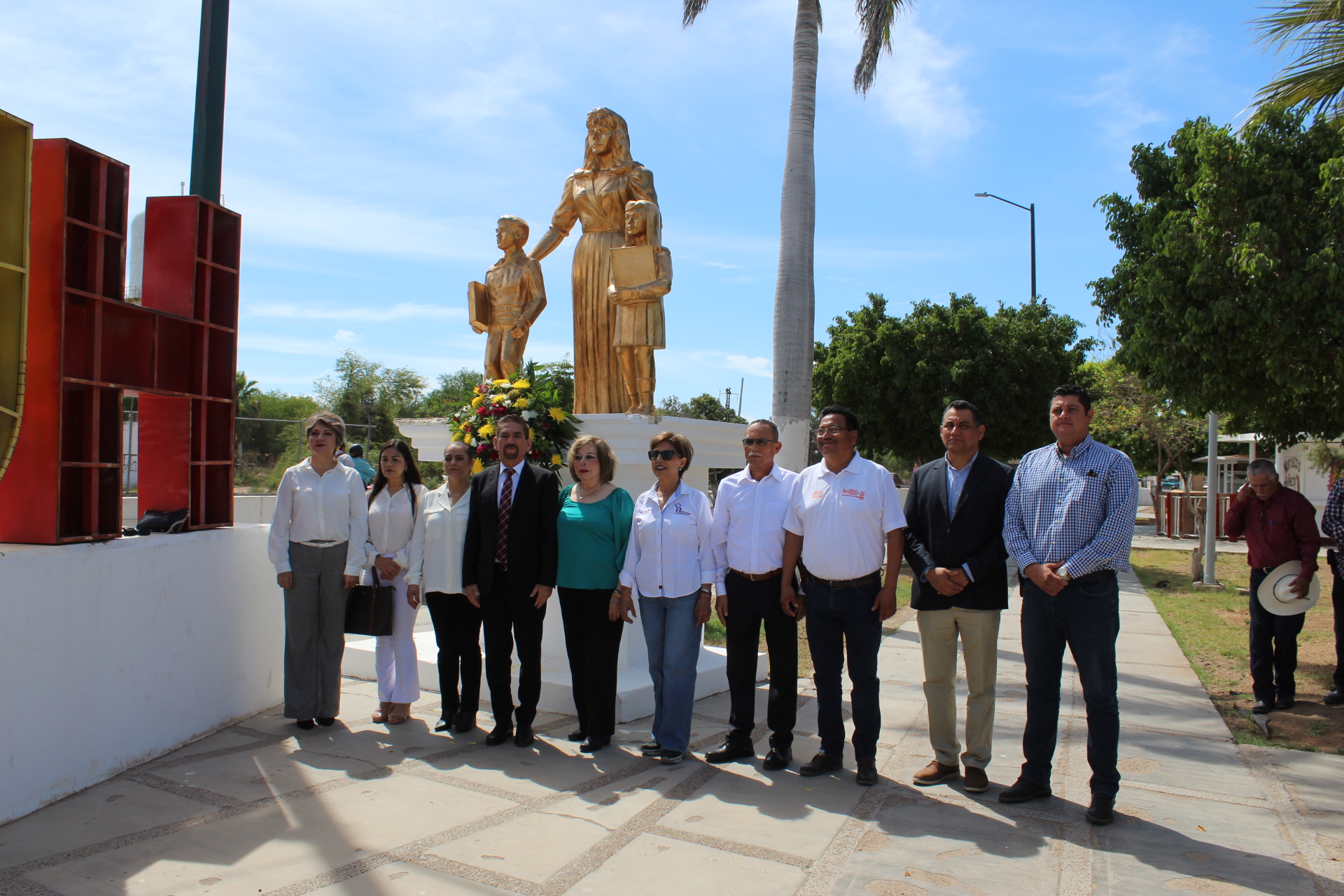 Dr. Gil Arturo Quijano Vega preside emotivo homenaje en el Día del Maestro en Huatabampo