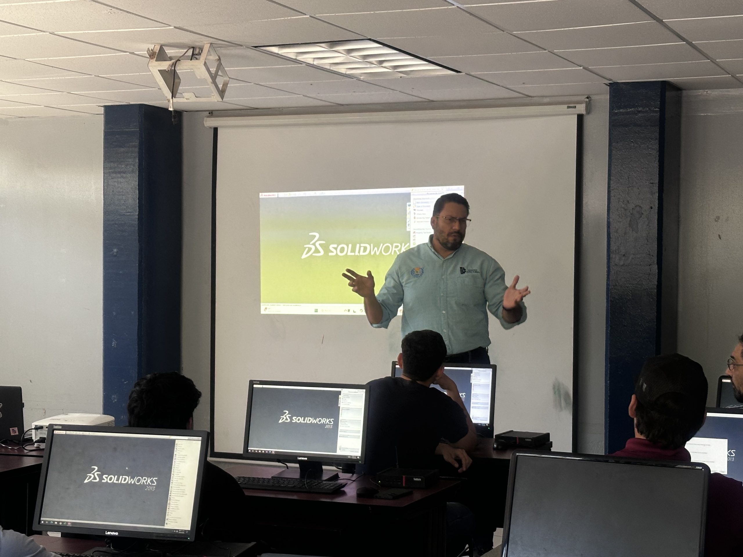 Estudiantes y docentes de la UES participan en taller de Modelado e Impresión 3D