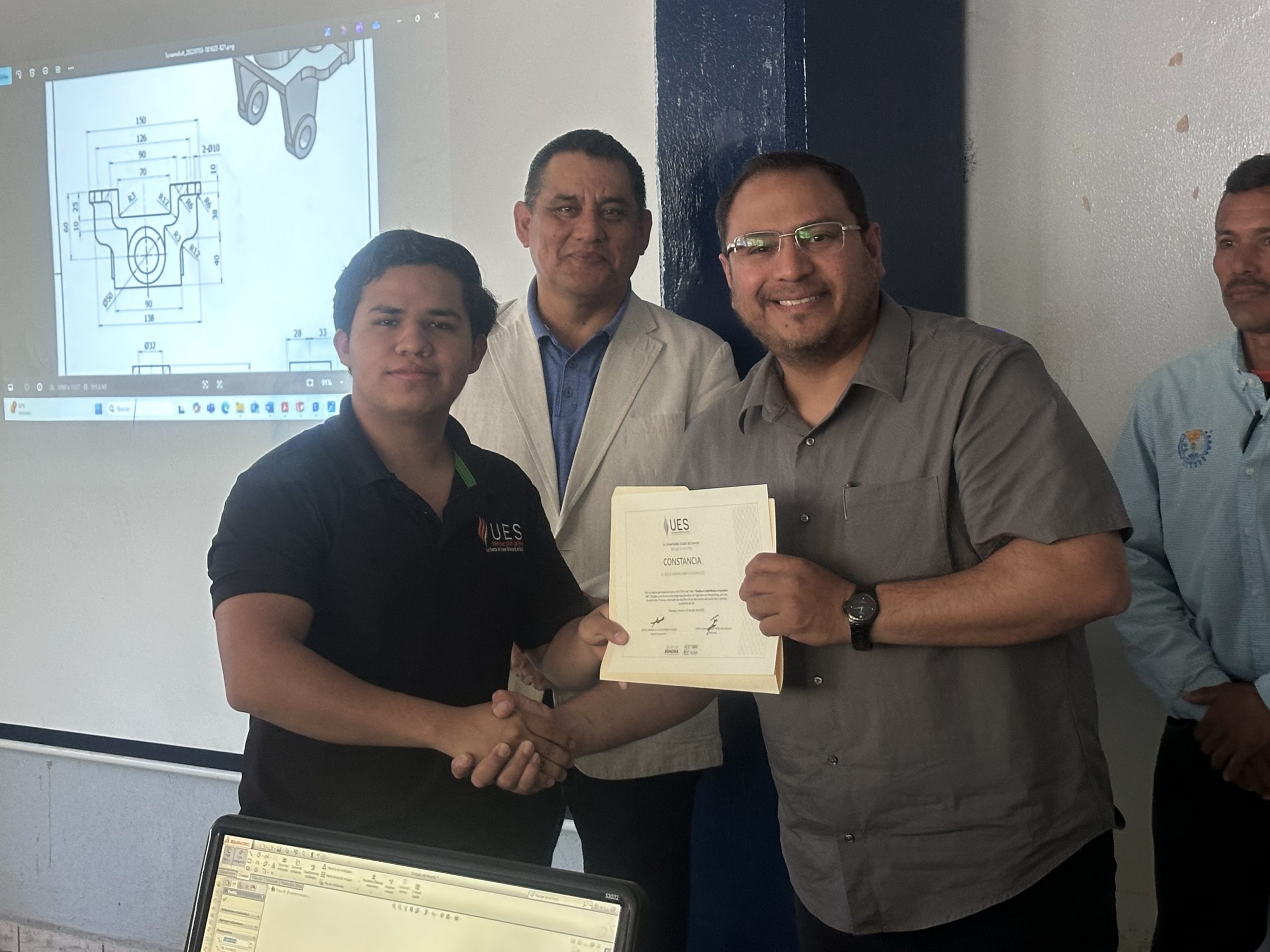Clausuran exitosamente taller de Modelado e Impresión 3D en la Semana Académica de Ingeniería Mecatrónica de la UES