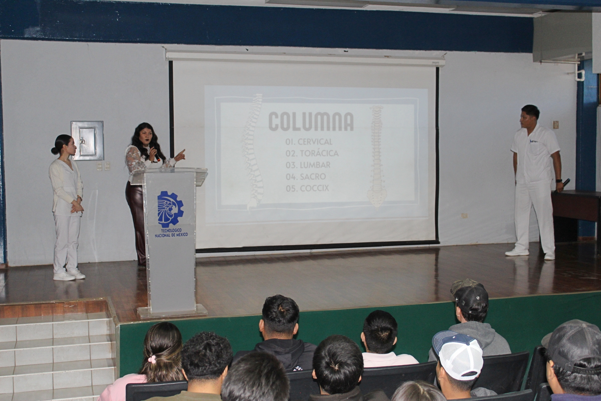 Estudiantes de Ingeniería Industrial participan en la conferencia “Columna Vertebral y Ergonomía”
