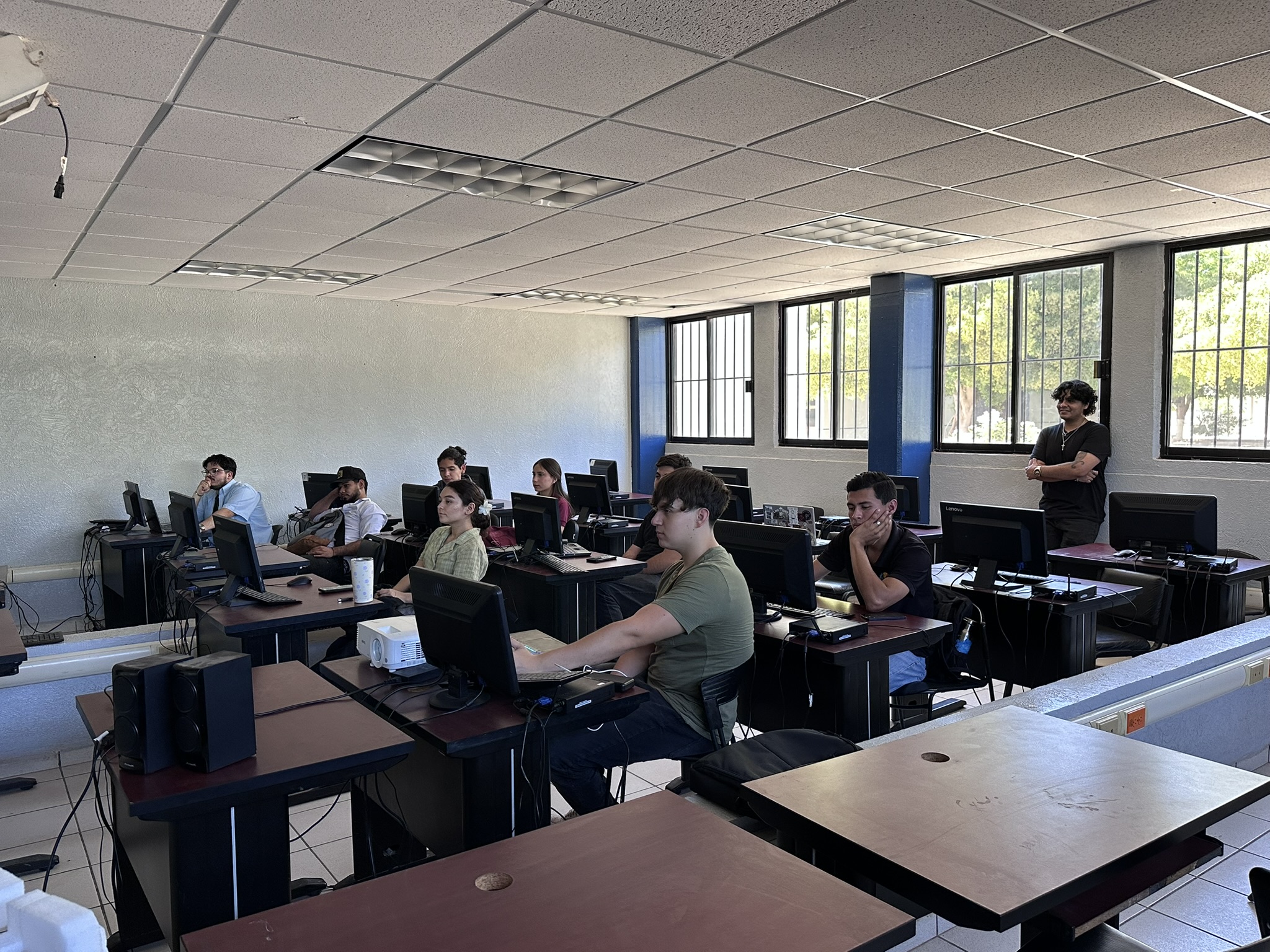 Estudiantes del ITHua participan en el Multiproyecto para la Microfabricación de Chips del TecNM