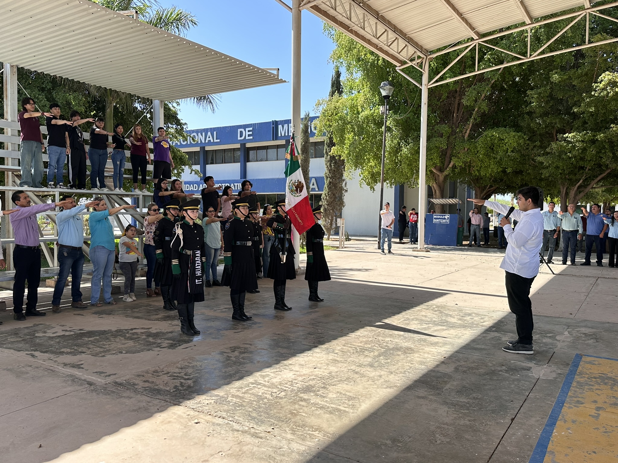 Honores a la bandera a cargo de estudiantes del área de Metal-Mecánica en el ITHua