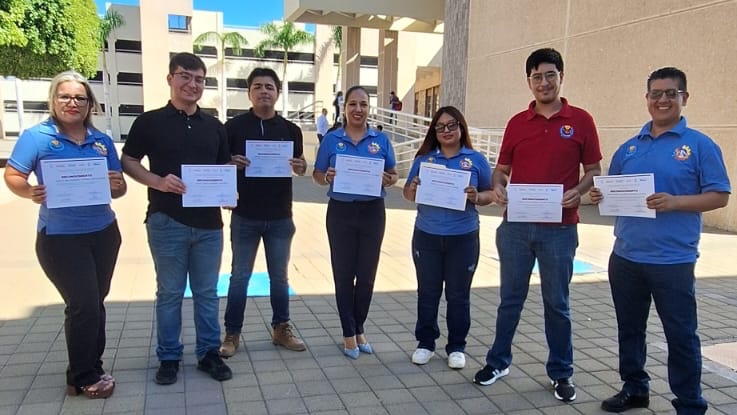 Estudiantes del ITHUA presentan el sistema INTEGRA durante la “Presentación IES: Proyectos de Software de Laboratorios Virtuales”