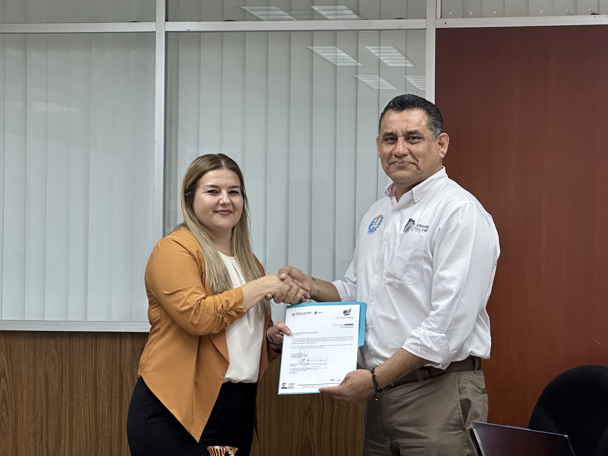 Director del ITHUA entrega nombramiento del Departamento de Recursos Humanos