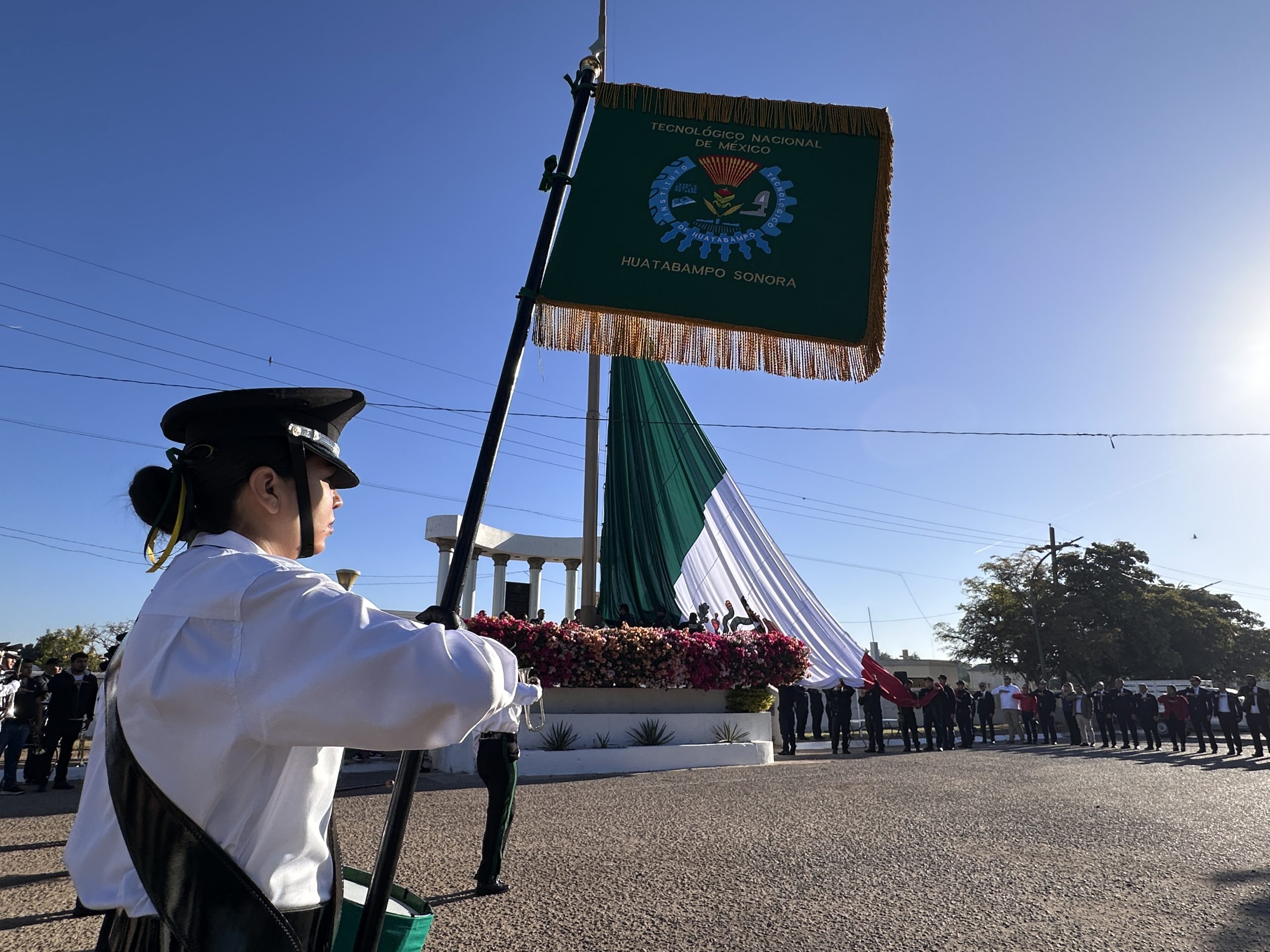 El ITHUA participa en el Desfile Conmemorativo del Día de la Bandera en Huatabampo