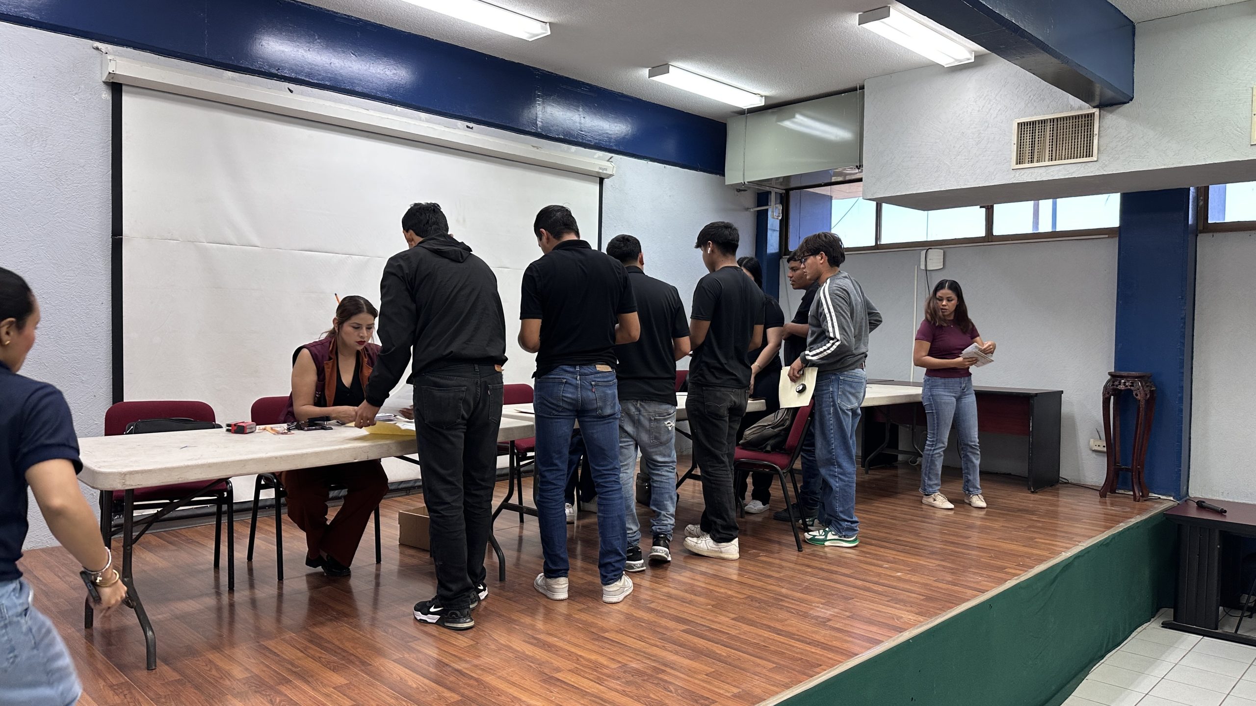 Estudiantes del ITHUA reciben tarjetas de la beca “Jóvenes Escribiendo el Futuro”