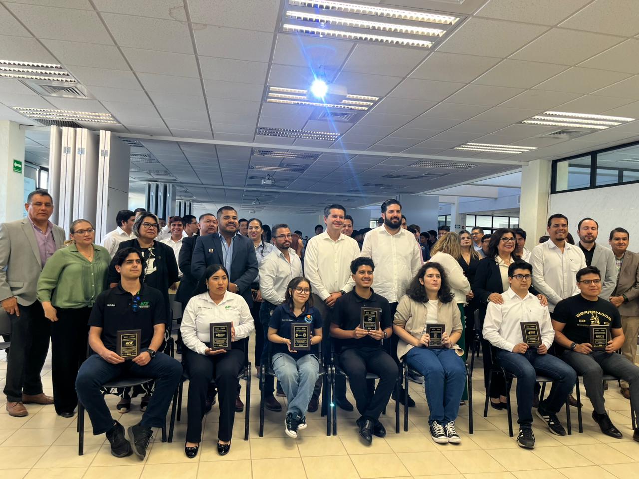 Estudiantes del programa de Ingeniería en Sistemas Computacionales presentan proyecto tecnológico en evento de Laboratorios Digitales