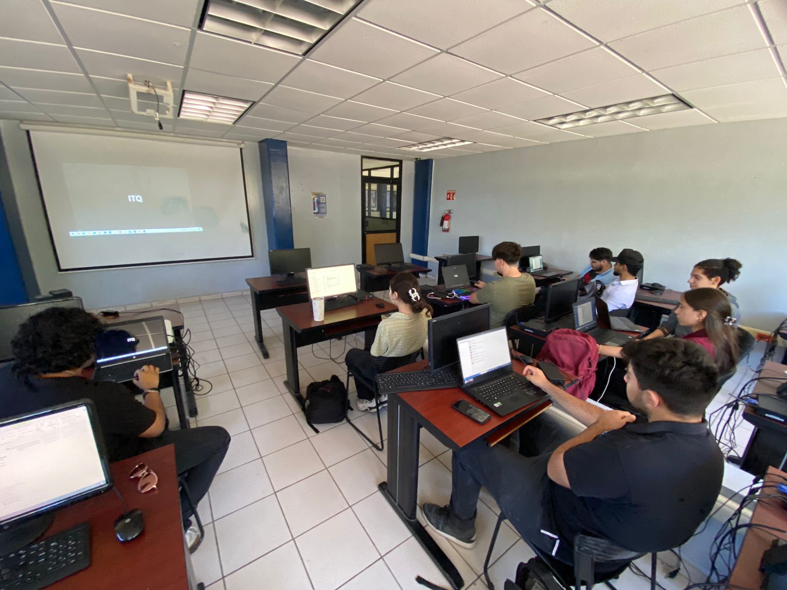 Docentes y estudiantes del ITHUA reciben constancia por su participación en el Multiproyecto para la Microfabricación de Chips del TecNM