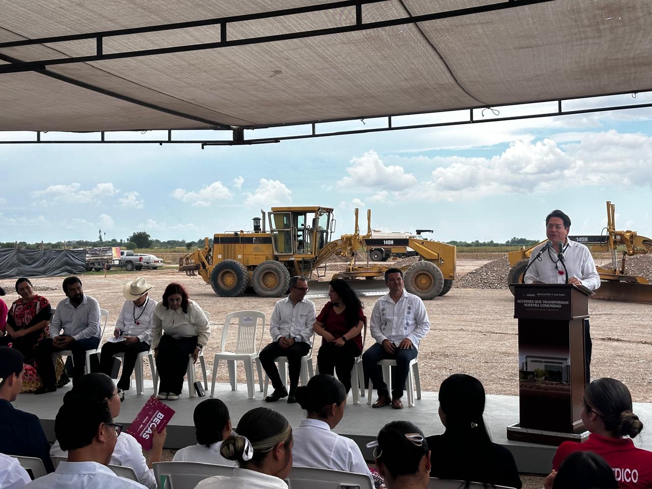 Estudiantes del ITHUA presentan propuestas de infraestructura ante autoridades gubernamentales y educativas.