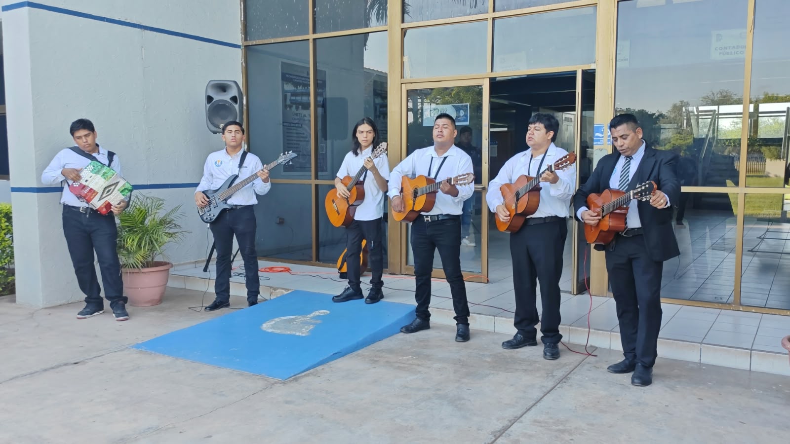 El ITHUA celebra su 38.º aniversario entre música, alegría y orgullo pelícano
