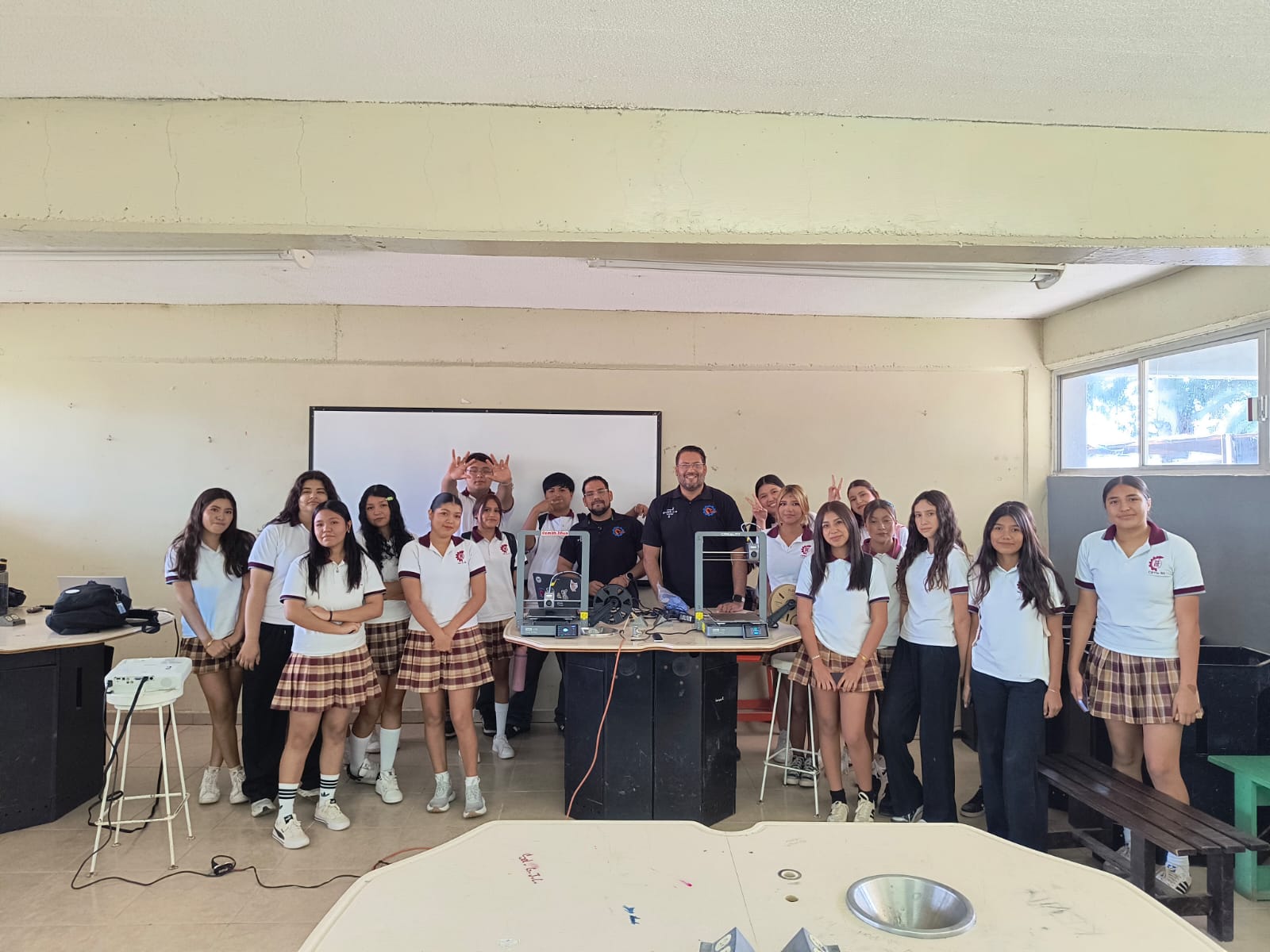 ITHUA comparte conocimientos en robótica, impresión 3D y ciberseguridad con estudiantes del CBTIS No. 63